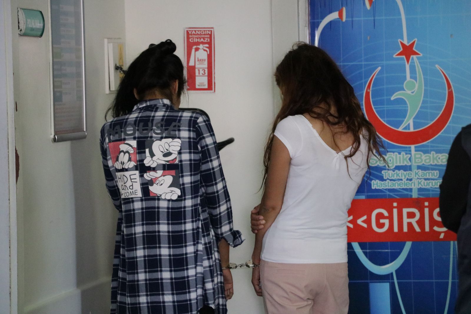 Hırsızdan yüzü saklayan arkadaşına ilginç tepki: 'Sibel ünlü olacaksın madalya takacaklar sana'