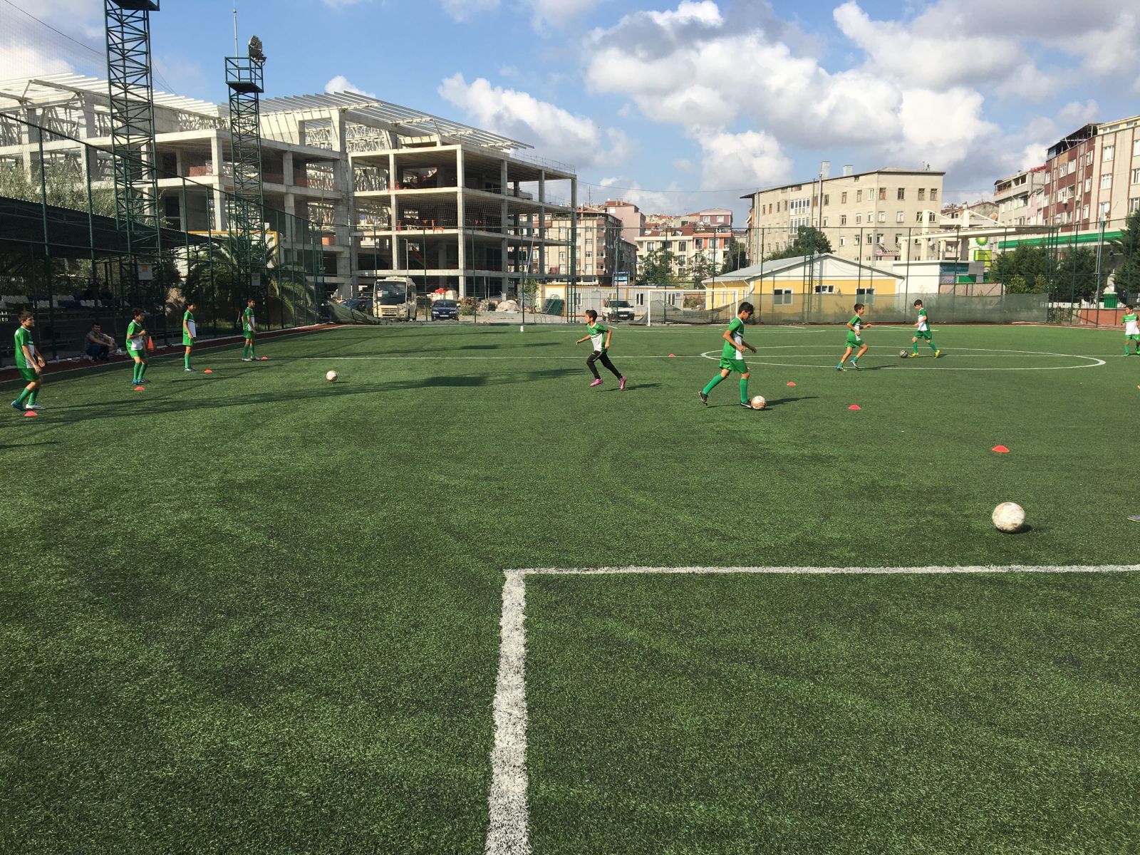 Futbolcuları izlemeye gelmiş gibi antrenmana gelip soyunma odasından eşyalarını çaldı!