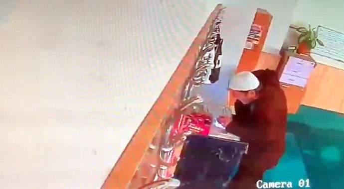 Namaz kılar gibi yapıp, çelik kasadaki yardım paralarını çaldı