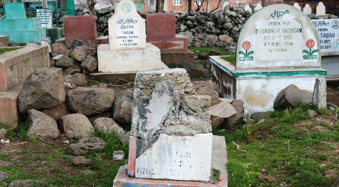 Hırsızlar mezarlıklara dadandı