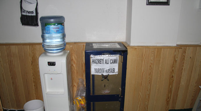 Namaz kılar gibi yapıp, çelik kasadaki yardım paralarını çaldı