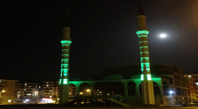 Namaz kılar gibi yapıp, çelik kasadaki yardım paralarını çaldı