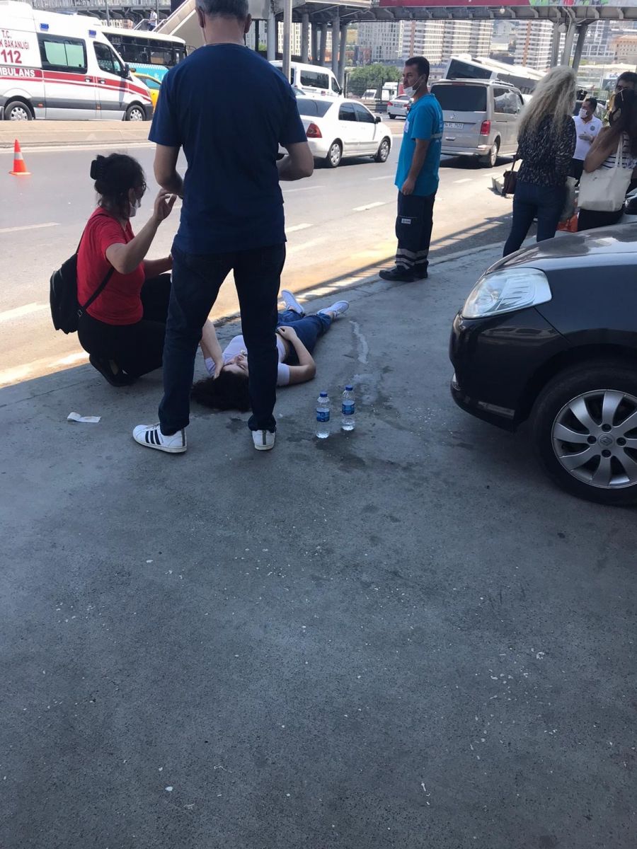 İETT otobüsü metrobüs köprüsüne çarptı: Çok sayıda yaralı var