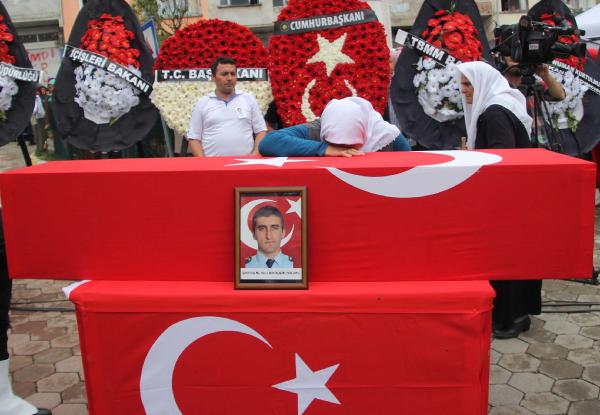 Şehit polisi 5 bin kişi uğurladı