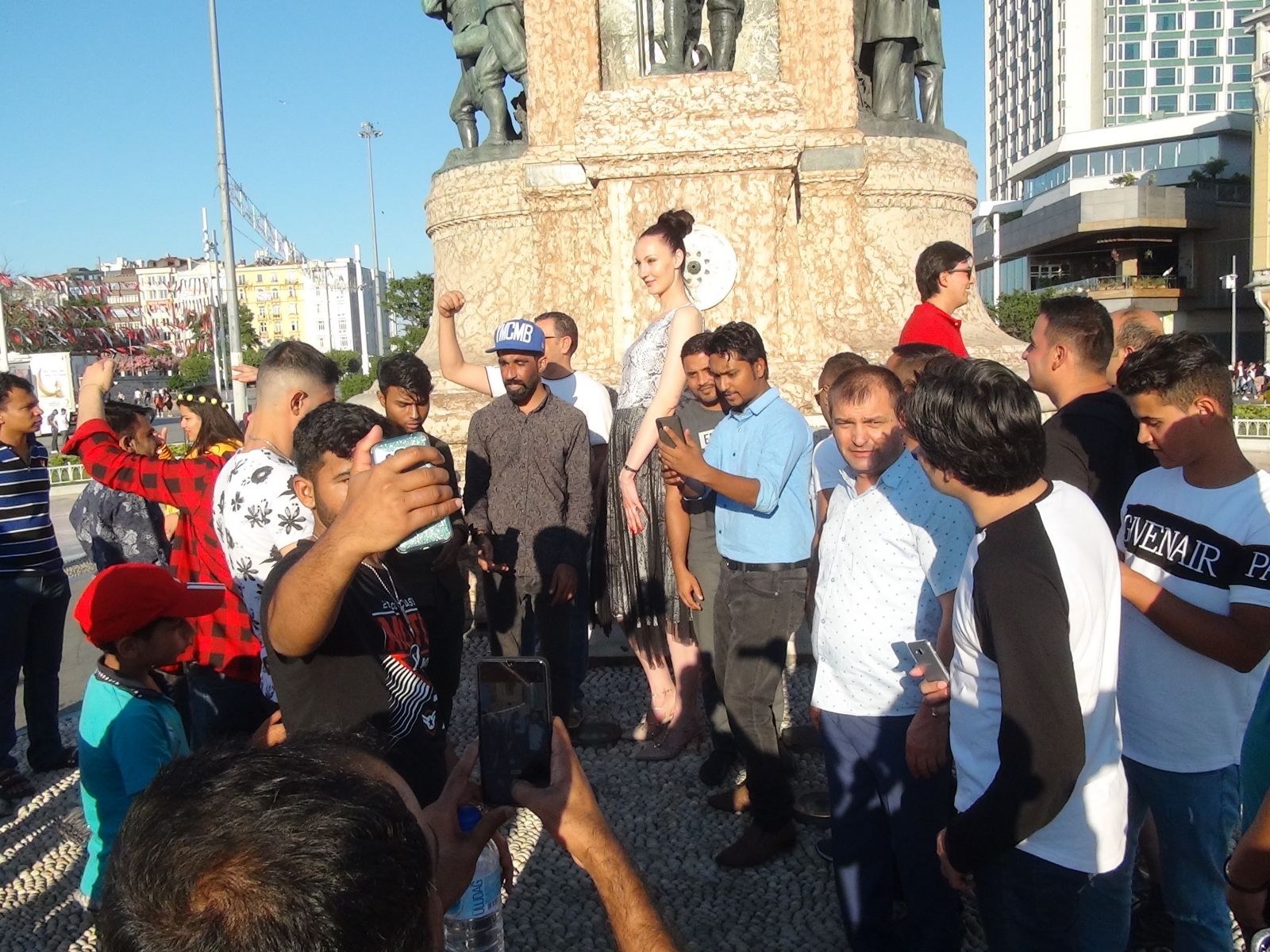Taksim Meydanı'nda 2,05 metrelik Ukraynalı basketbolcu kadın ilgi odağı oldu