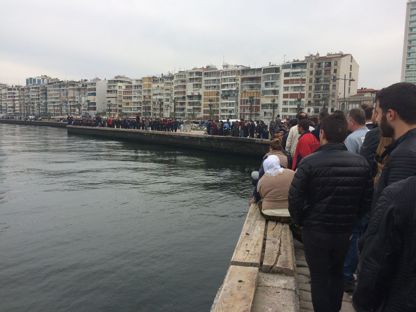 İzmir'de denizden erkek cesedi çıkarıldı