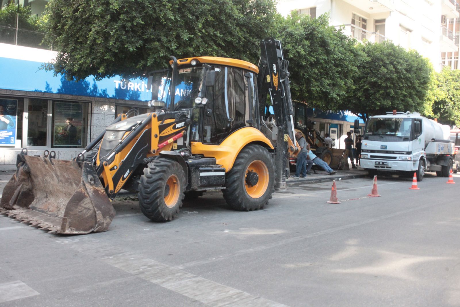 Yıkım kavgasında İş Bankası şubelerine kanalizasyon ablukası