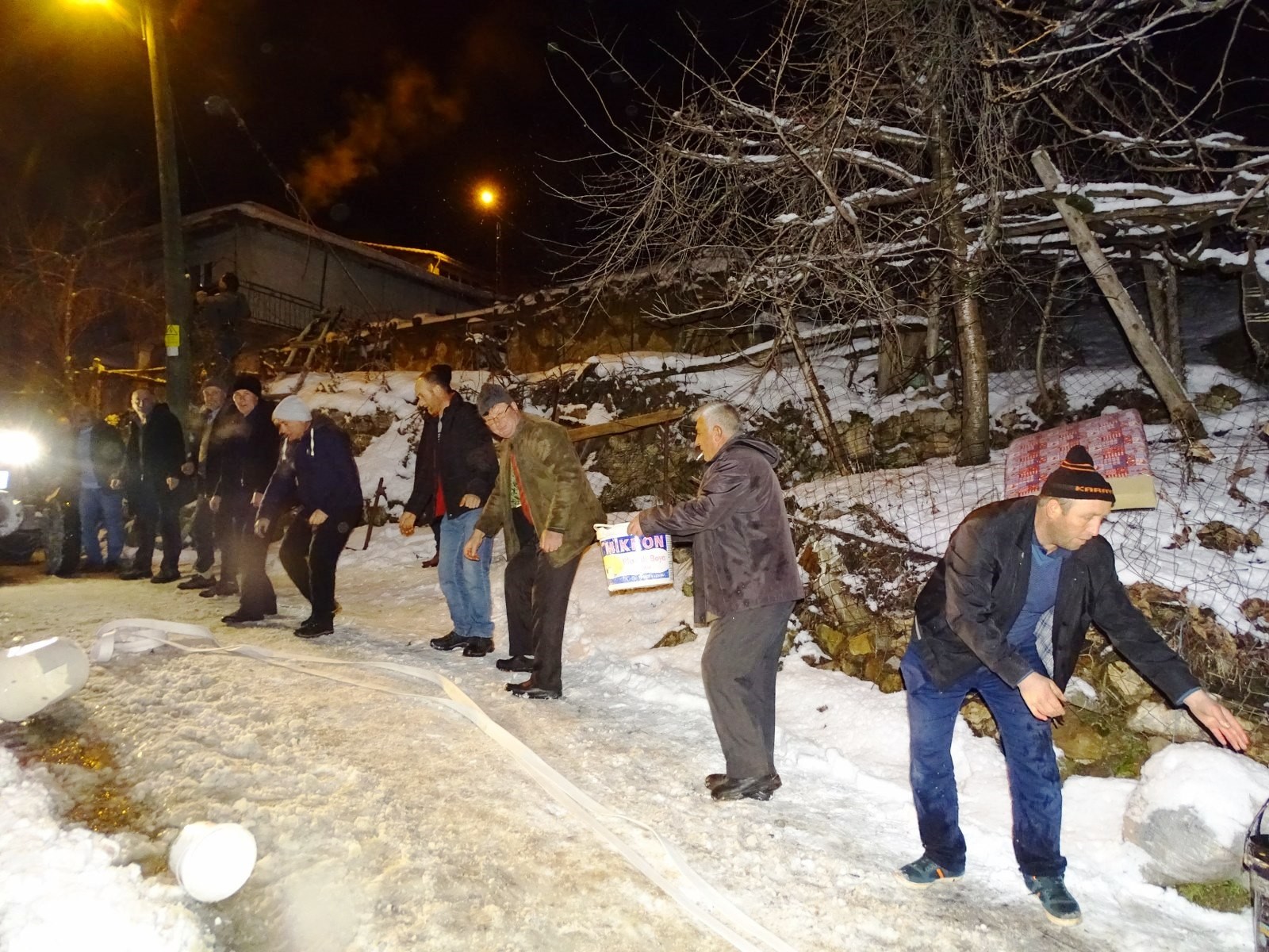 İtfaiye aracı kara saplandı, yangına köylüler müdahale etti