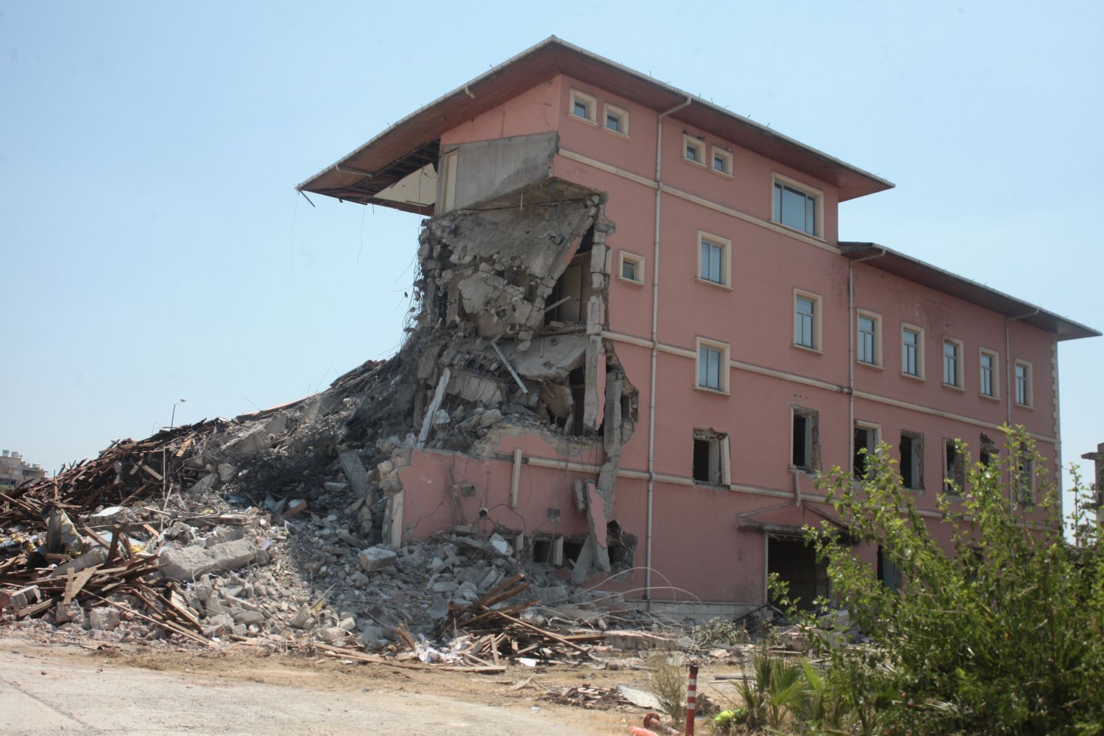 Yıkım kavgasında İş Bankası şubelerine kanalizasyon ablukası