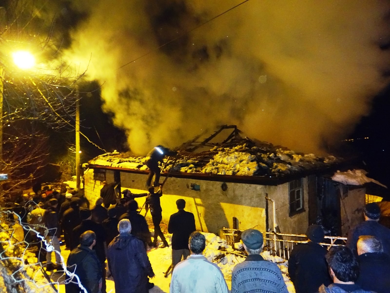 İtfaiye aracı kara saplandı, yangına köylüler müdahale etti