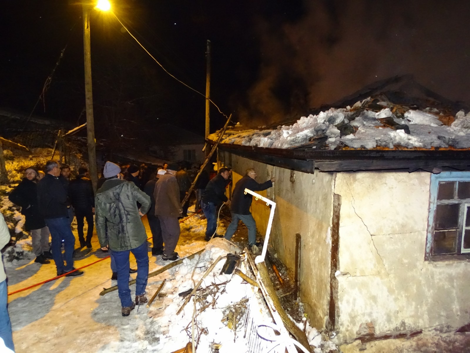 İtfaiye aracı kara saplandı, yangına köylüler müdahale etti