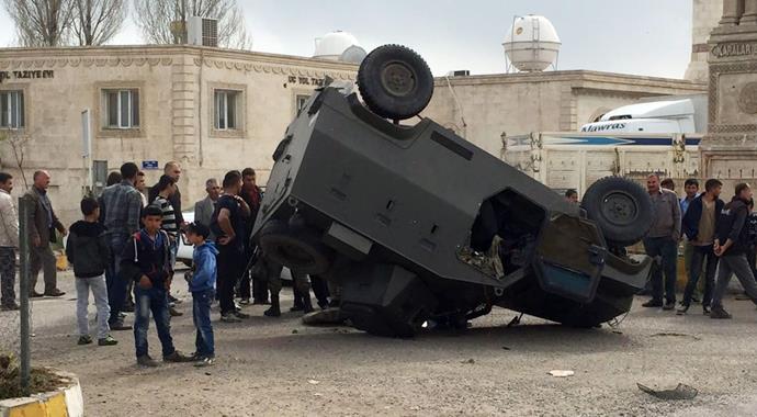 Askeri araç kaza yaptı: 4 yaralı Askeri araç kaza yaptı: 4 yaralı