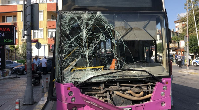 İETT otobüsü park halindeki 4 araca çarptı: 7 yaralı