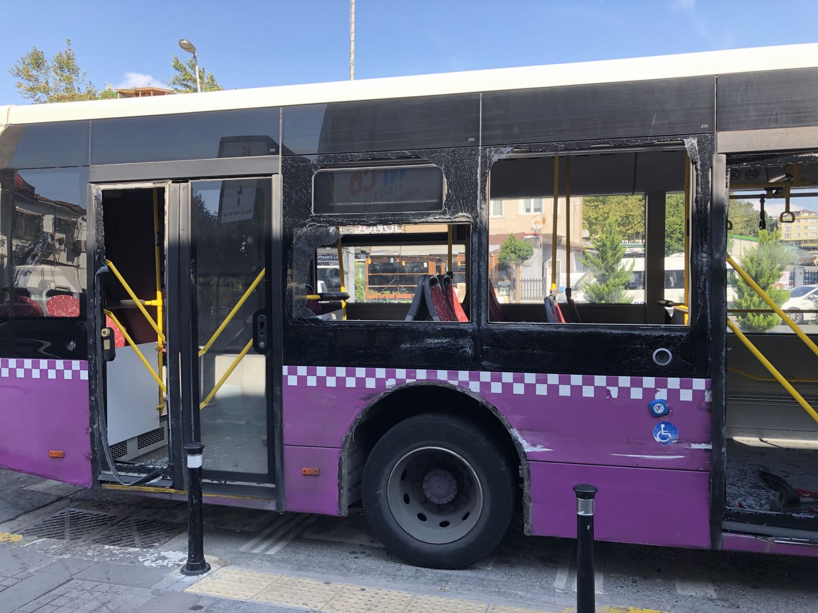 İETT otobüsü park halindeki 4 araca çarptı: 7 yaralı