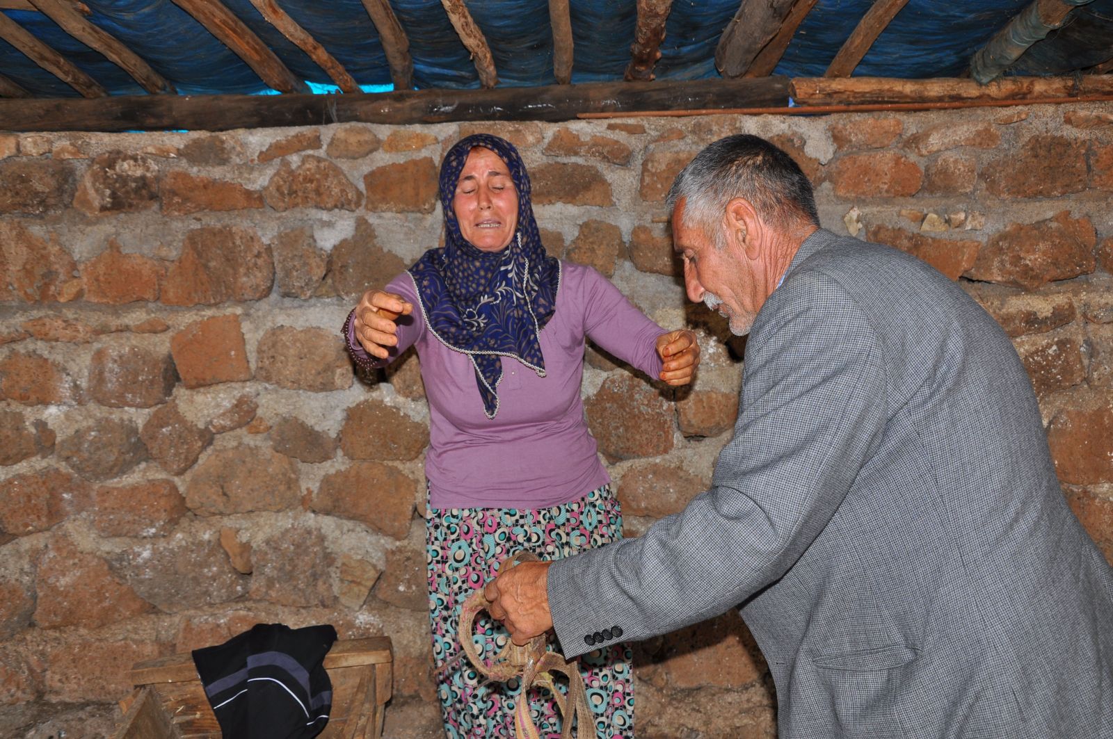 İnekleri çalınan çift yıkıldı