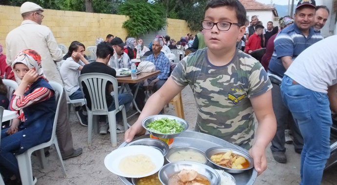 Burhaniye’de 50 yıldır devam eden toplu iftar geleneği