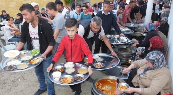 Burhaniye’de 50 yıldır devam eden toplu iftar geleneği Burhaniye’de 50 yıldır devam eden toplu iftar geleneği