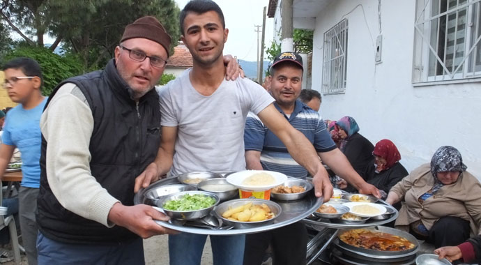 Burhaniye’de 50 yıldır devam eden toplu iftar geleneği Burhaniye’de 50 yıldır devam eden toplu iftar geleneği