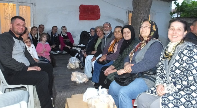 Burhaniye’de 50 yıldır devam eden toplu iftar geleneği Burhaniye’de 50 yıldır devam eden toplu iftar geleneği