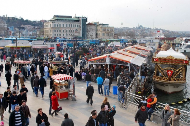 İğne atsan yere düşmeyen Eminönü bomboş kaldı İğne atsan yere düşmeyen Eminönü bomboş kaldı