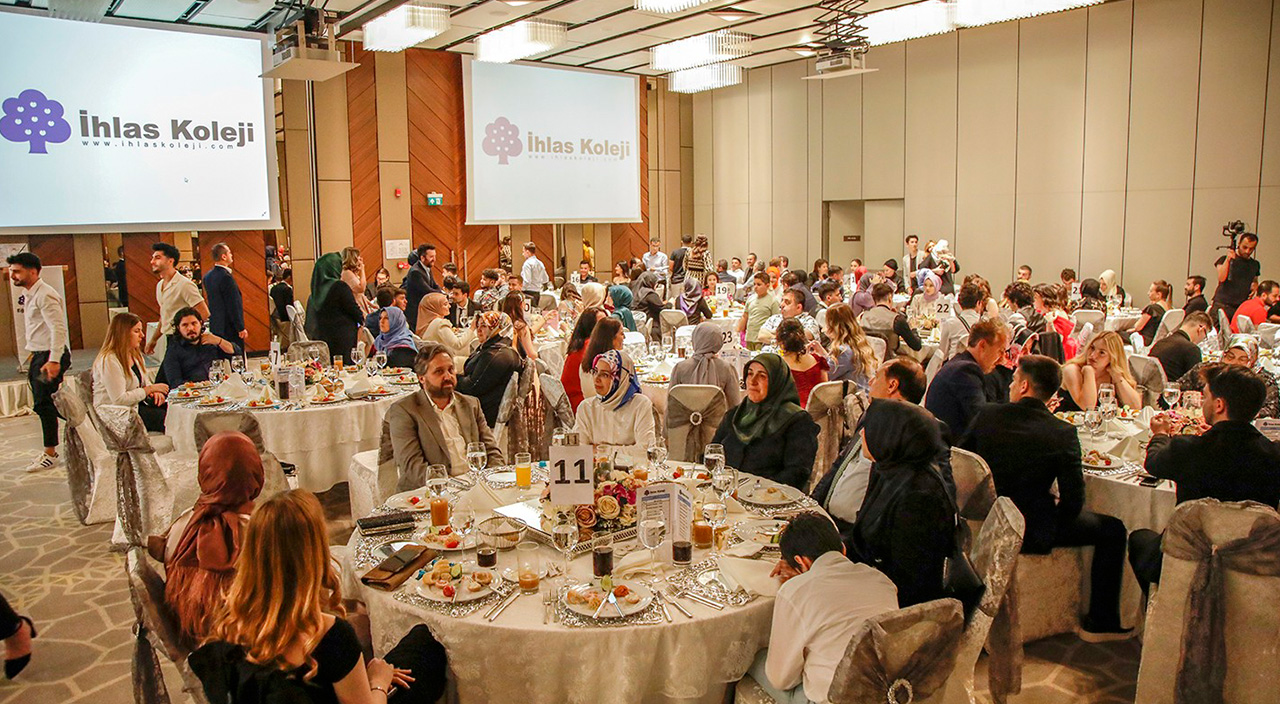 İhlas Koleji mezunlarını uğurladı İhlas Koleji mezunlarını uğurladı