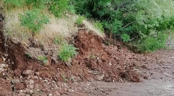 Siirt'te köy yolunda heyelan! Araçlar mahsur kaldı