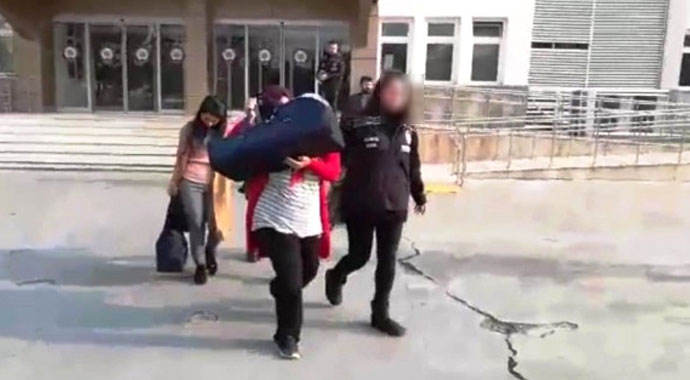 İki kişiyi evlilik vaadiye dolandıran kadını, düğün davetiyesi ele verdi