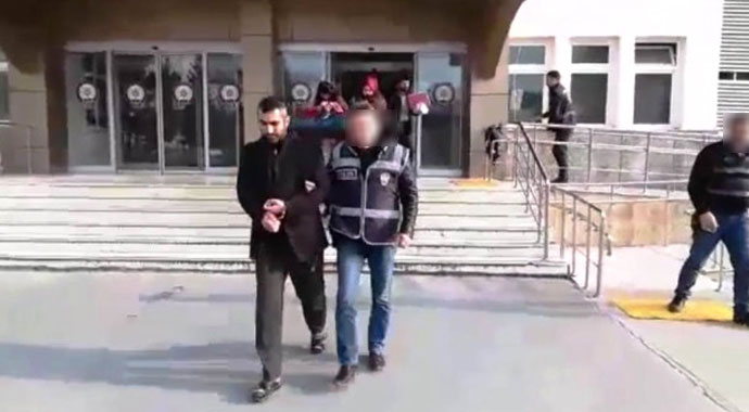 İki kişiyi evlilik vaadiye dolandıran kadını, düğün davetiyesi ele verdi