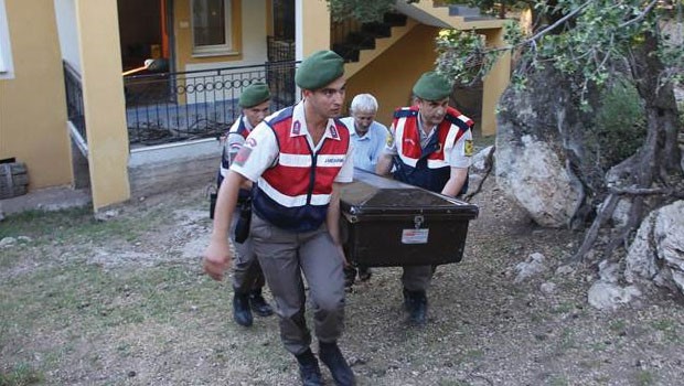 Karısını ve doğmamış ikizlerini gözünü kırpmadan öldürdü