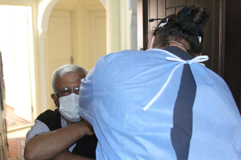 İkna timi aşı hizmetini vatandaşın ayağına getirdi İkna timi aşı hizmetini vatandaşın ayağına getirdi