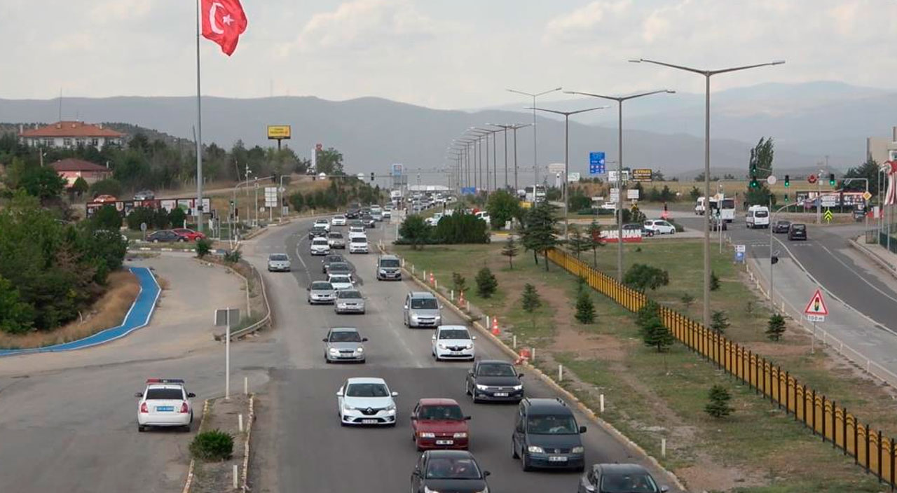 Tatilin ikinci günü de yollarda durum değişmedi: 43 ilin geçiş noktası kilit