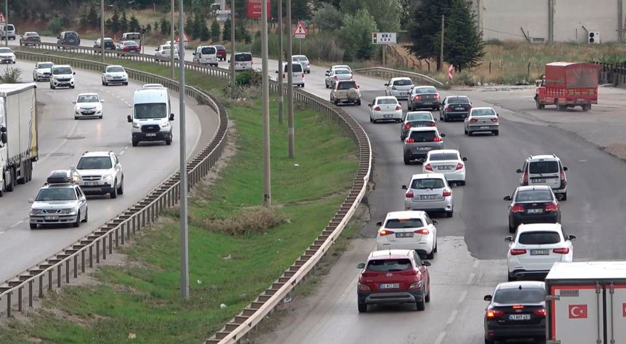 Tatilin ikinci günü de yollarda durum değişmedi: 43 ilin geçiş noktası kilit