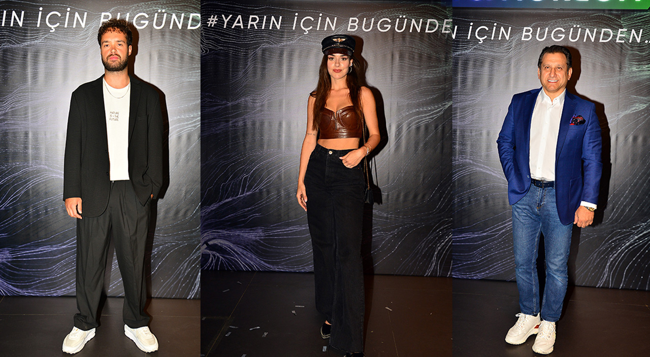 Dünyanın ilk holografik NFT defilesi Türkiye'de düzenlendi Dünyanın ilk holografik NFT defilesi Türkiye'de düzenlendi
