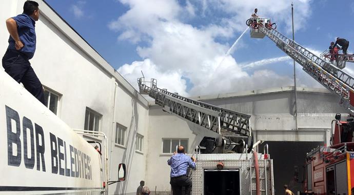 Deri fabrikasında feci yangın