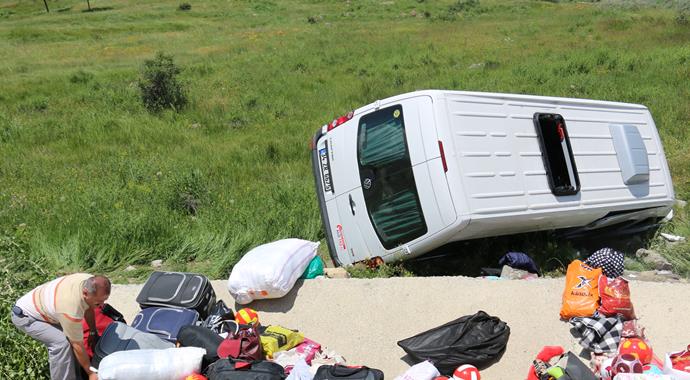 Erzurum'da minibüs devrildi: 17 yaralı