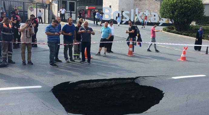 Sondakika! Dolmabahçe'de yol çöktü