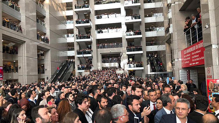 İstanbul Büyükşehir Belediye Başkanı Ekrem İmamoğlu mazbatasını aldı