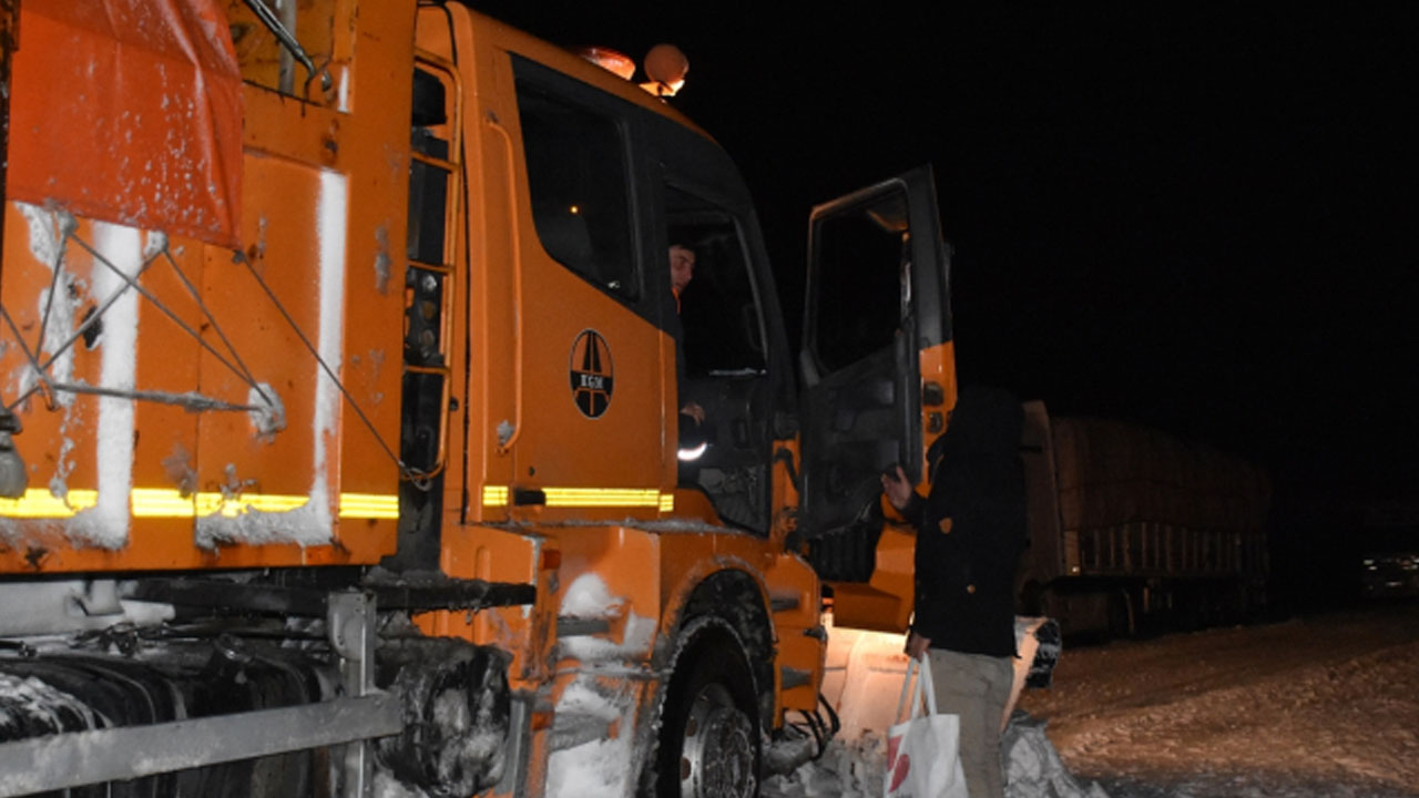 Köy imamından örnek davranış: Yolda mahsur kalan sürücülere çay dağıttı