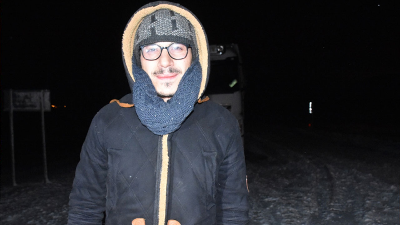 Köy imamından örnek davranış: Yolda mahsur kalan sürücülere çay dağıttı