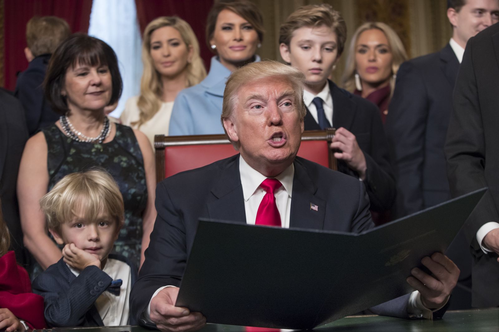 ABD Başkanı Trump, ilk emirlerini imzaladı