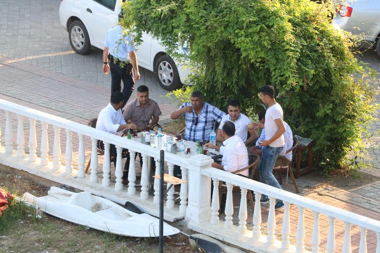 İntihar girişimini çay içerek izlediler!