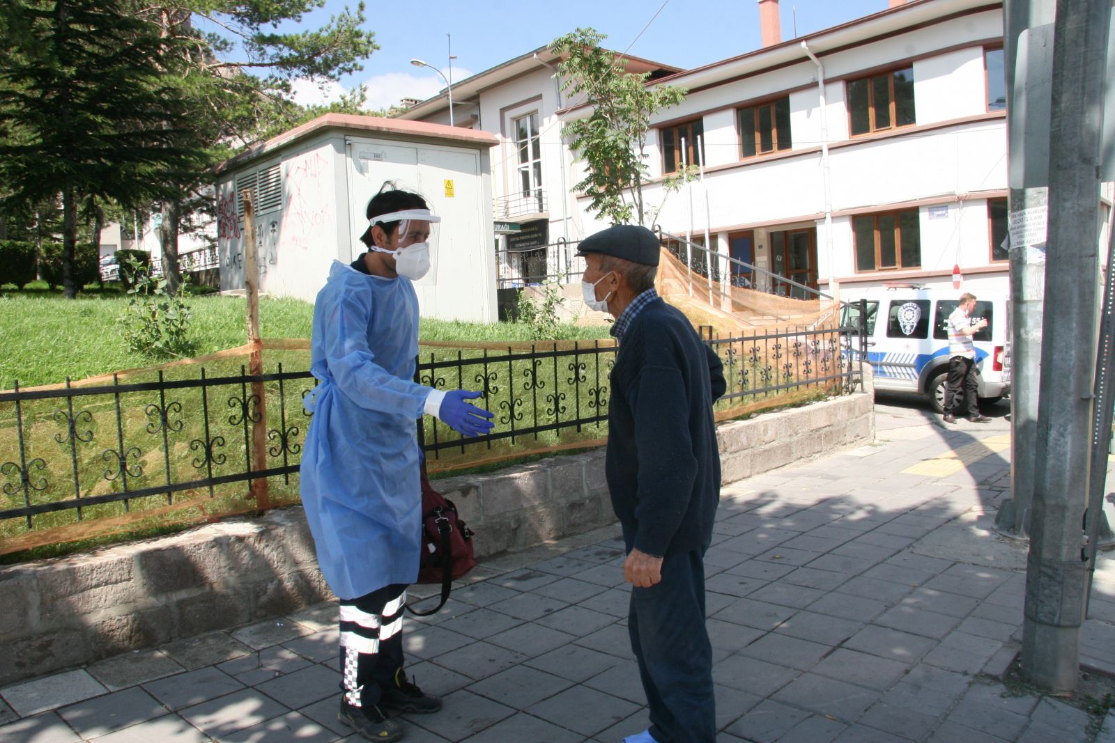 İnatçı korona şüphelisi ‘polis ceza yazacak’ sözünü duyunca ambulansa böyle bindi