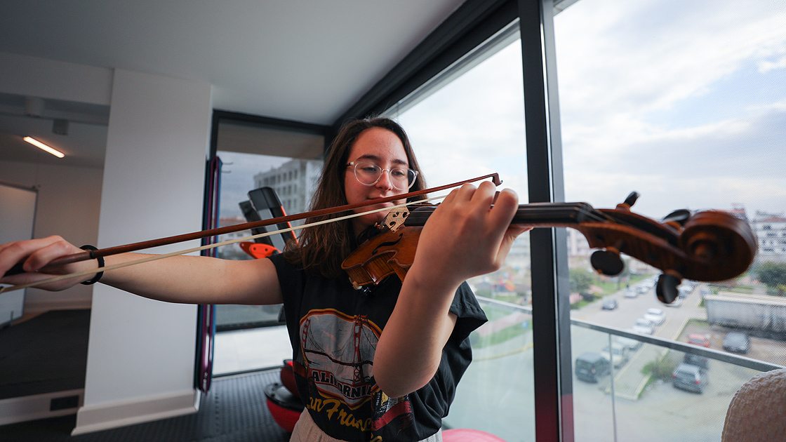 Enkazdan 17 saat sonra çıkarılan İnci Okan, depremin ardından ilk adımlarını attı