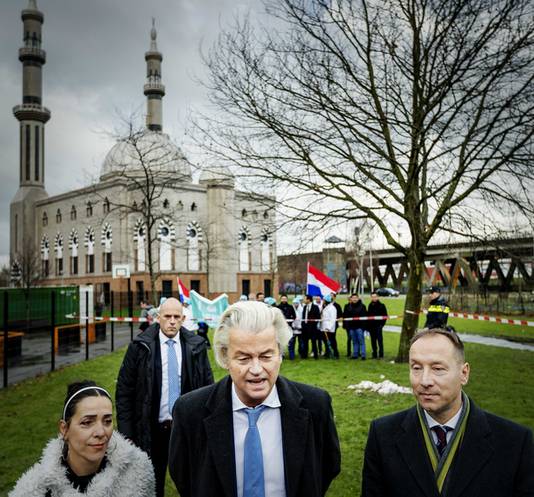 Irkçı Wilders'ten cami bahçesinde provokatif açıklama