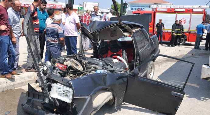 Otobüsle çarpışan otomobil hurdaya döndü