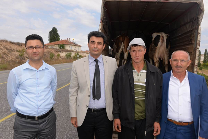 Telef olan inekleri için ağlayan çifti güldüren hediye