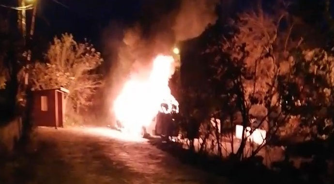 Minibüs alev topuna döndü! Öğrenciler son anda kurtuldu Minibüs alev topuna döndü! Öğrenciler son anda kurtuldu