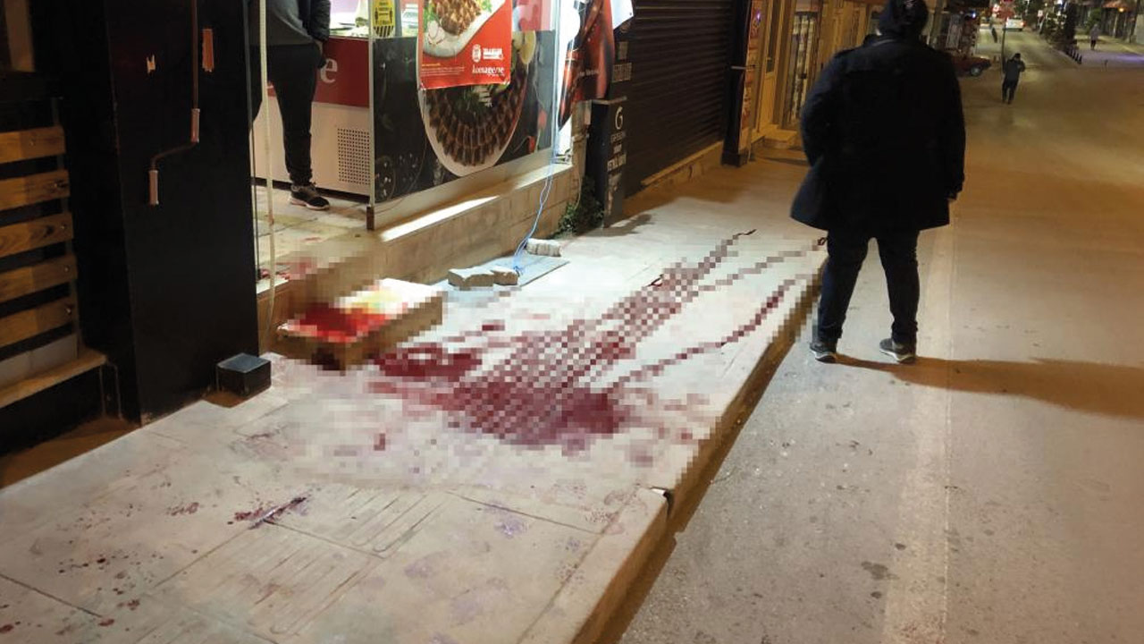 Sokak ortasında dehşet: Kuryeyi bıçakladı, ortalık kan gölüne döndü Sokak ortasında dehşet: Kuryeyi bıçakladı, ortalık kan gölüne döndü