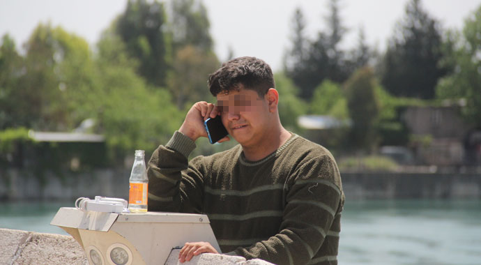 Köprüden nehre atlamak isteyen çocuğa, 'atla' diye bağırıp video çektiler