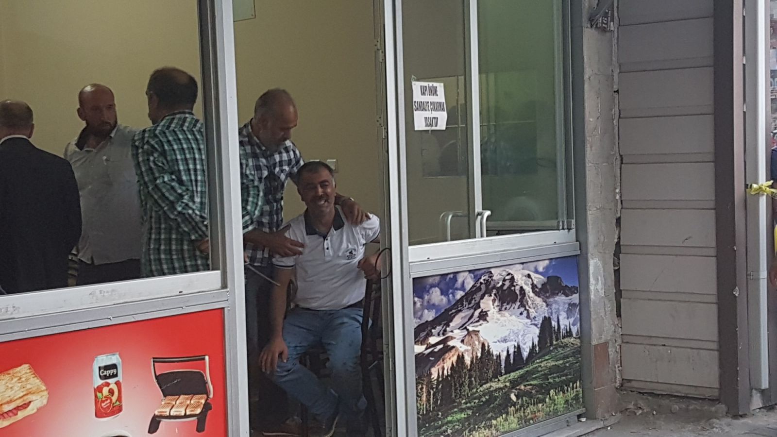Özel harekat polisi kahvede intihar etti